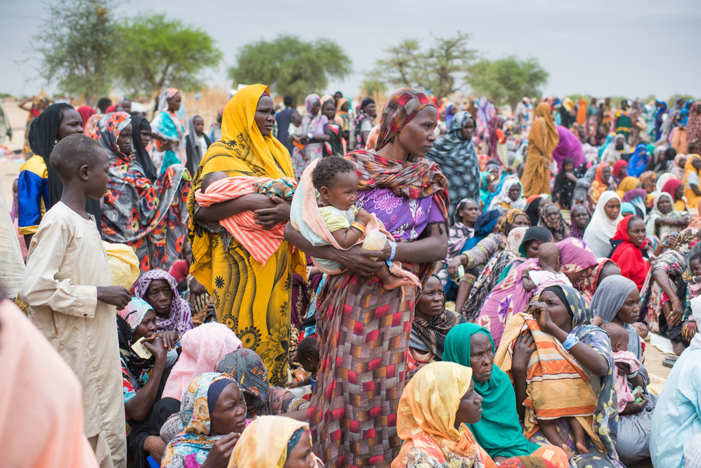 Mamia ya wakimbizi wapya wa Sudan wamekusanyika kupokea vifaa vya msaada vya UNHCR katika eneo la Madjigilta katika mkoa wa Ouaddaï nchini Chad.