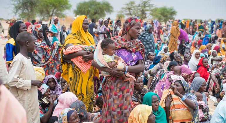 سوڈان سے آنے والے سینکڑوں پناہ گزین چاڈ میں یو این ایچ سی آر سے امدادی سامان وصول کرنے کے منتظر ہیں۔