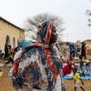Centenas de refugiados sudaneses recém-chegados se reúnem para receber kits de ajuda do ACNUR no local de Madjigilta, na região de Ouaddaï, no Chade.