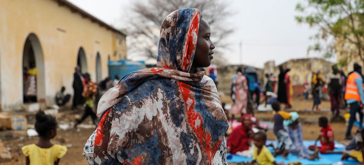 चाड के औउद्दाई क्षेत्र में हाल ही में पहुँचे सैकड़ों सूडानी शरणार्थी, यूएनएचसीआर की राहत किट प्राप्त करने के लिए एकत्र.