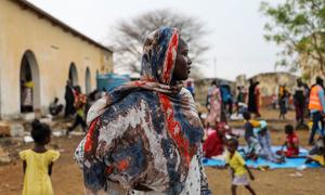 Hundreds of newly arrived Sudanese refugees gather to receive UNHCR relief kits at the Madjigilta site in Chad's Ouaddaï region.