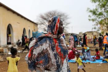 مئات من اللاجئين السودانيين الوافدين حديثًا يتجمعون لتلقي مجموعات الإغاثة التابعة للمفوضية في موقع مادجيجيلتا في منطقة واداي في تشاد.