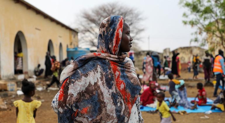 Centenas de refugiados sudaneses recém-chegados se reúnem para receber kits de ajuda do ACNUR no local de Madjigilta, na região de Ouaddaï, no Chade.