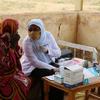 Dos parteras en una clínica de Sudán apoyada por el UNFPA
