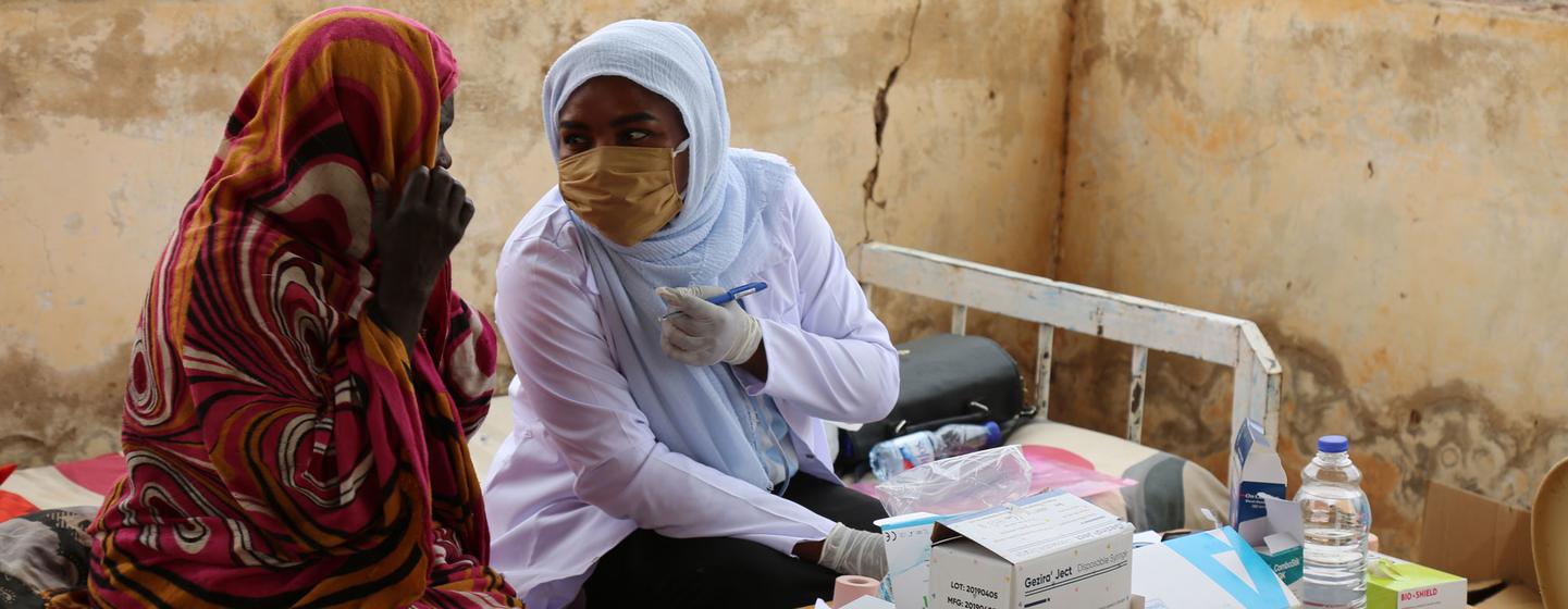Deux sages-femmes dans une clinique soutenue par l'UNFPA avant que le conflit ne s'empare du pays et ne réduise à néant ses services de santé. 
