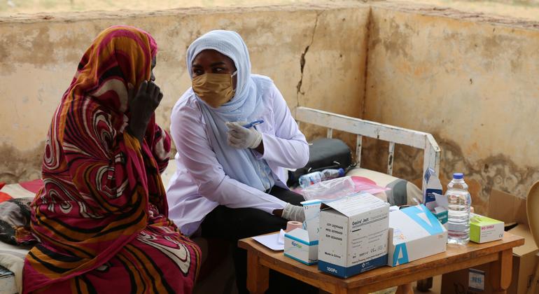 عاملتان في مركز طبي في السودان مدعوم من صندوق الأمم المتحدة للسكان (من الأرشيف)