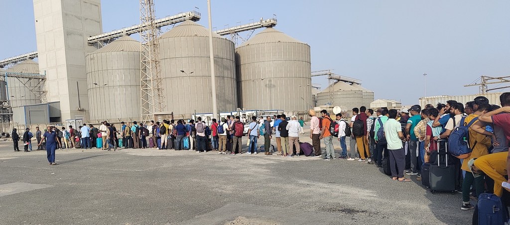 Des Indiens font la queue à Port-Soudan après avoir été secourus de Khartoum.