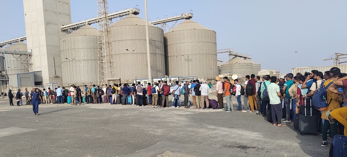 Ciudadanos indios haciendo cola en Port Sudan tras ser rescatados de Jartum.
