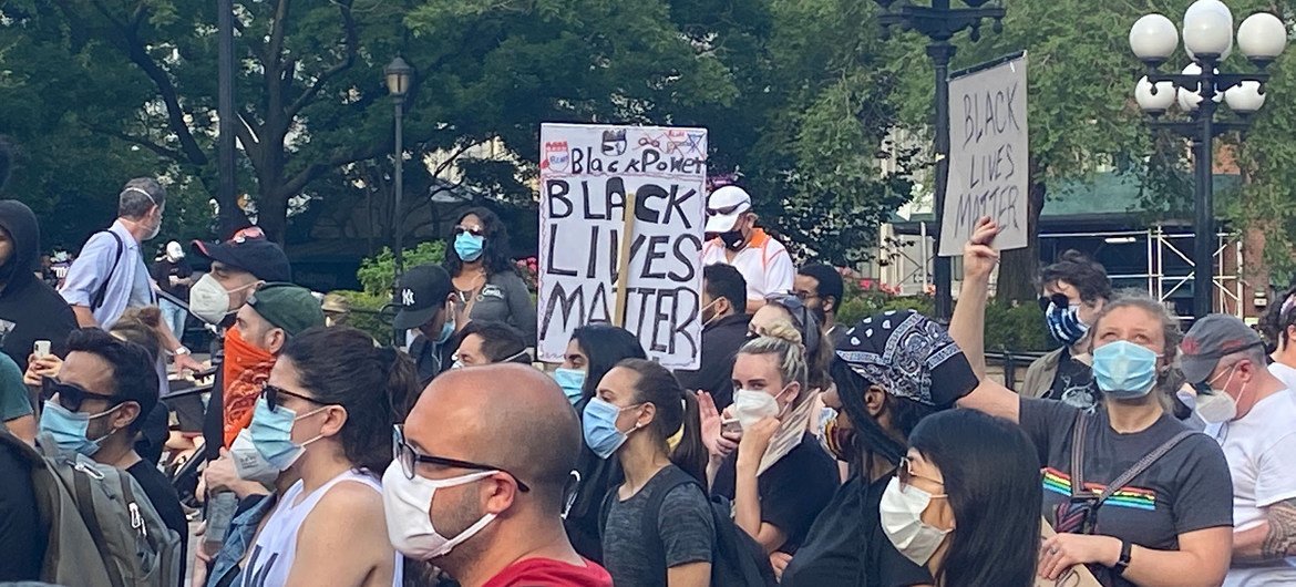 Manifestacion en la ciudad de Nueva York para exigir justicia y protestar contra el racismo y la brutalidad policíaca en Estados Unidos, tras la muerte del ciudadano afroamericano George Floyd mientras estaba bajo custodia policial.