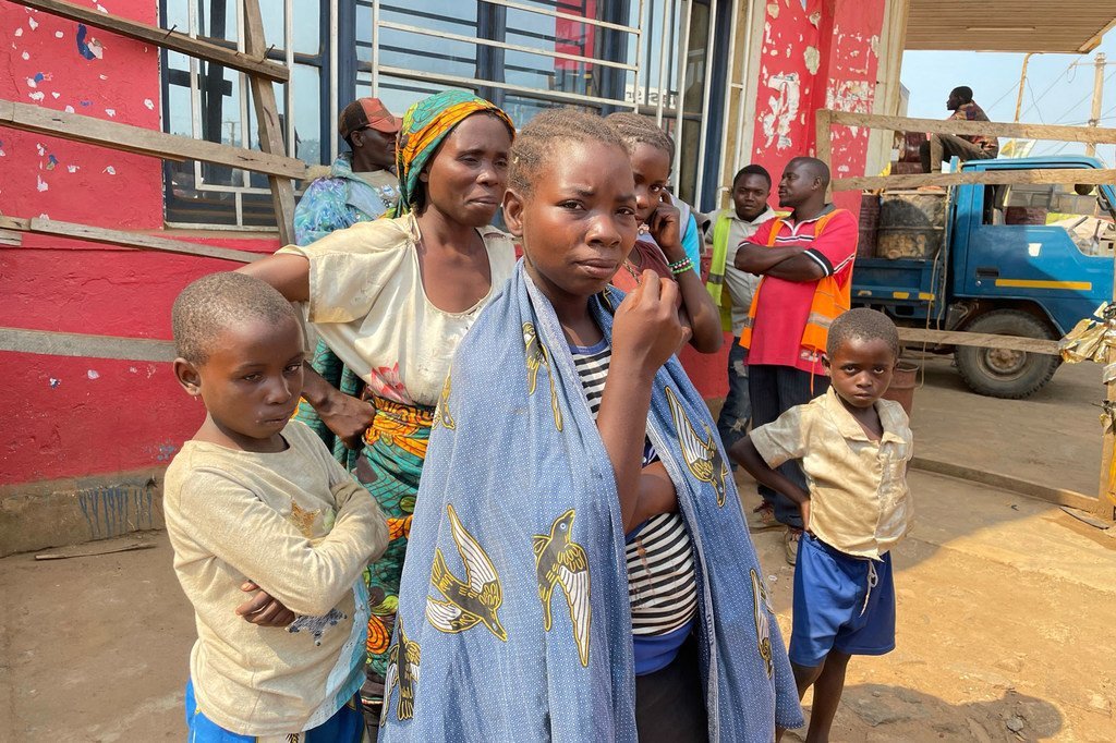 Familia ya watu waliofurushwa makwao wakiwasili na lori kuishi na familia Beni baada ya kukimbia machafuko Ituri, DRC.