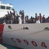 Des migrants d'Afrique de l'Est qui ont tenté de traverser la Méditerranée sont secourus par la marine italienne en Sicile. (fichier)
