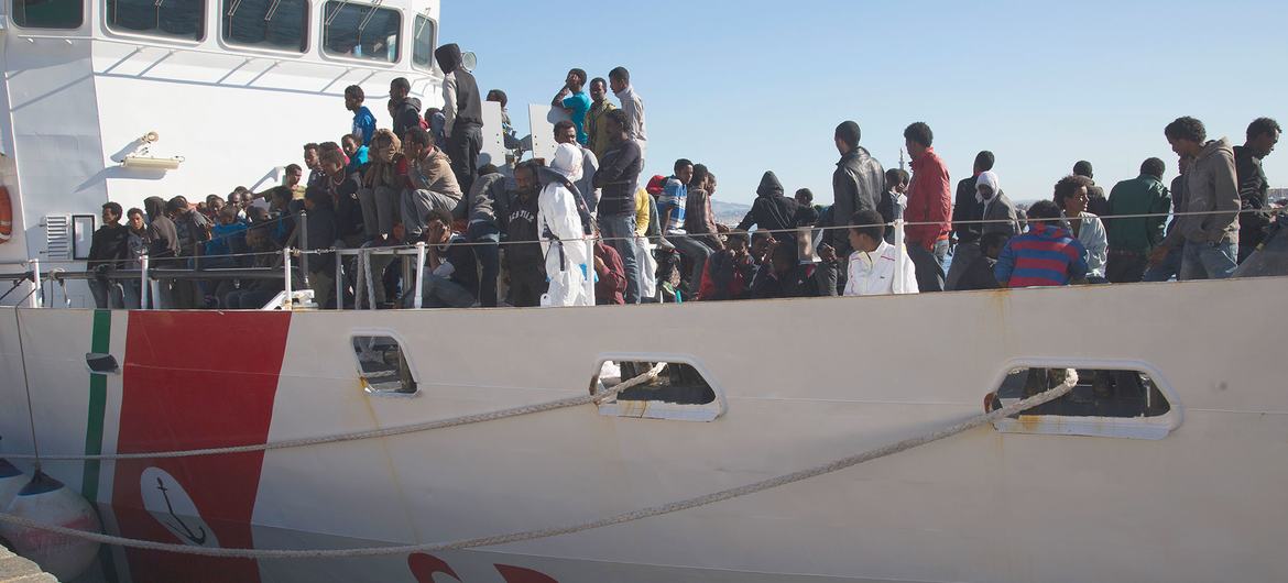 भूमध्य सागर पार करने की कोशिश कर रहे पूर्वी अफ़्रीका के प्रवासियों को इटली की नौसेना द्वारा बचाया गया. (फ़ाइल)
