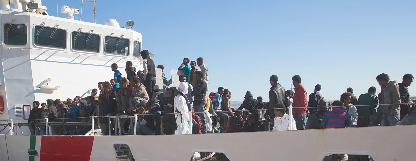 Des migrants d'Afrique de l'Est qui ont tenté de traverser la Méditerranée sont secourus par la marine italienne en Sicile. (fichier)