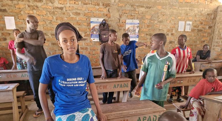 Zénabou, una adolescente sorda de la República Centroafricana, en su clase. Zénabou, una adolescente sorda de la República Centroafricana, en su clase.
