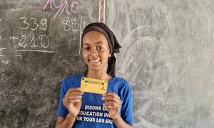 Zénabou, una adolescente sorda de la República Centroafricana, puede ir a la escuela gracias a una iniciativa educativa respaldada por la ONU.