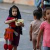 يكافح الفلسطينيون الذين لجأوا إلى مدرسة تابعة للأونروا من أجل البقاء في ظل افتقارهم إلى الاحتياجات الإنسانية الأساسية في وسط قطاع غزة.