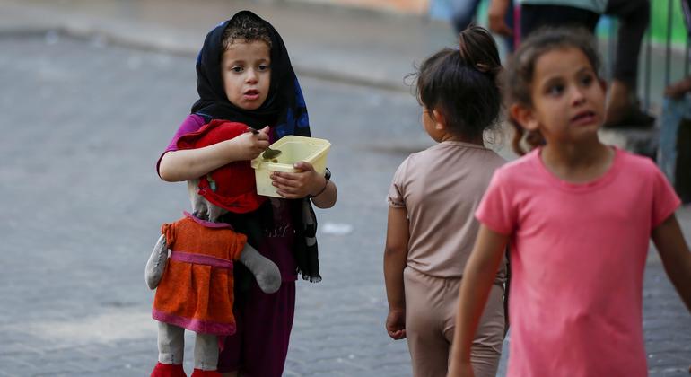 يكافح الفلسطينيون الذين لجأوا إلى مدرسة تابعة للأونروا من أجل البقاء في ظل افتقارهم إلى الاحتياجات الإنسانية الأساسية في وسط قطاع غزة. يكافح الفلسطينيون الذين لجأوا إلى مدرسة تابعة للأونروا من أجل البقاء في ظل افتقارهم إلى الاحتياجات الإنسانية الأساسية في وسط قطاع غزة.