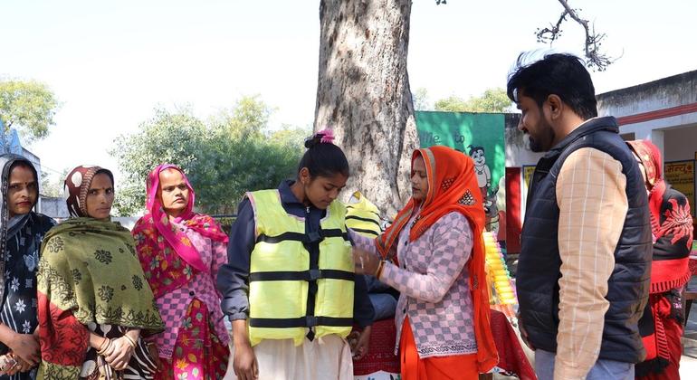 उत्तर प्रदेश के एक गाँव में एक महिला समूह, प्लास्टिक कचरे को जीवन रक्षक जैकेट में तब्दील कर रहा है. उत्तर प्रदेश के एक गाँव में एक महिला समूह, प्लास्टिक कचरे को जीवन रक्षक जैकेट में तब्दील कर रहा है.