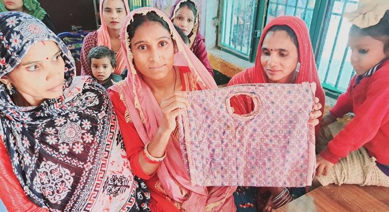 The women of the maternal group Vasudha make plastic waste bags. The women of the maternal group Vasudha make plastic waste bags.