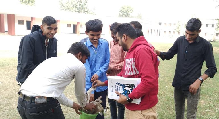 The blind Mohammad Azlan, settled in the garbage dump on his university campus and promoted composting. The blind Mohammad Azlan, settled in the garbage dump on his university campus and promoted composting.