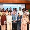 नई दिल्ली में UN भवन में विश्व पर्यावरण दिवस के एक कार्यक्रम में टाइड टर्नर्स प्लास्टिक चैलेंज के चैंपियनों का एक समूह फोटो खिंचवाते हुए।