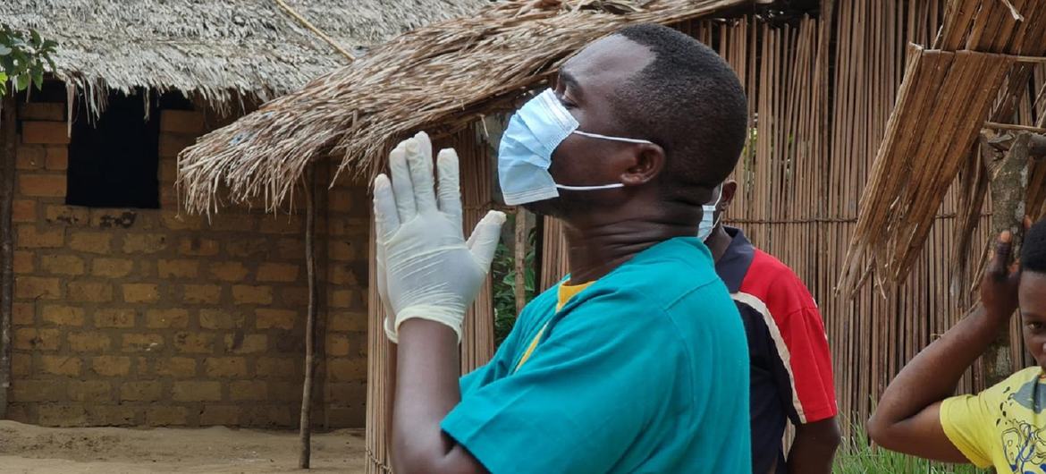Медицинский работник готовится к дезинфекции домохозяйств в Мбандаке, Демократическая Республика Конго.