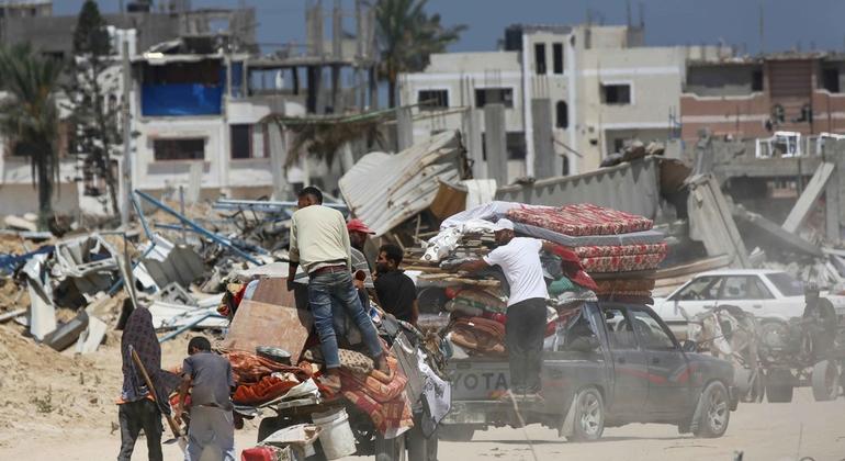 Suite aux ordres d’évacuation israéliens, les Palestiniens prennent autant d'affaires qu'ils le peuvent pour s'installer ailleurs. Aucun endroit n'est sûr à Gaza.