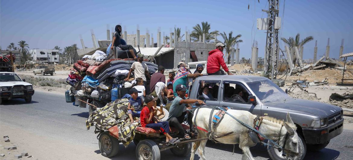 عائلات تنزح مرة أخرى في غزة بحثا عن الأمان.
