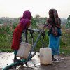 من الأرشيف: طفلتان تجمعان المياه الصالحة للشرب والتي توفرها اليونيسف في السودان في ولاية النيل الأزرق.