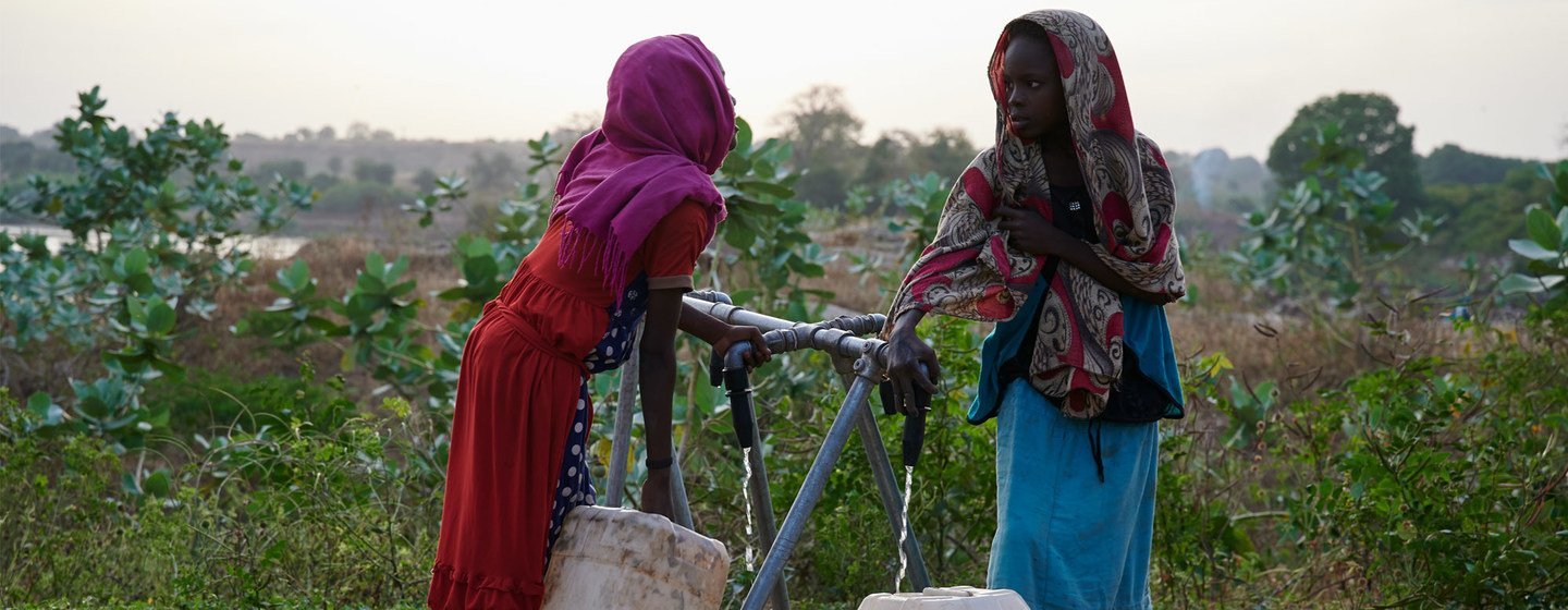 Des enfants collectant de l'eau chlorée filtrée à des fins de boisson à un point d'eau financé par l'UNICEF dans l'État du Nil bleu au Soudan, récemment touché par le choléra (archives).