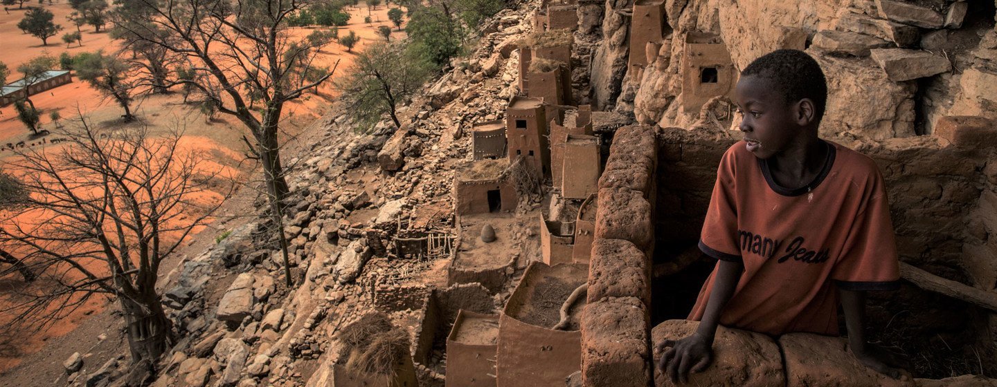 Des habitations en falaise sont visibles sur l'escarpement de Bandiagara à Teli, dans la région centrale du Mali. L'escarpement a été inscrit sur la liste du patrimoine mondial de l'UNESCO en 1989.