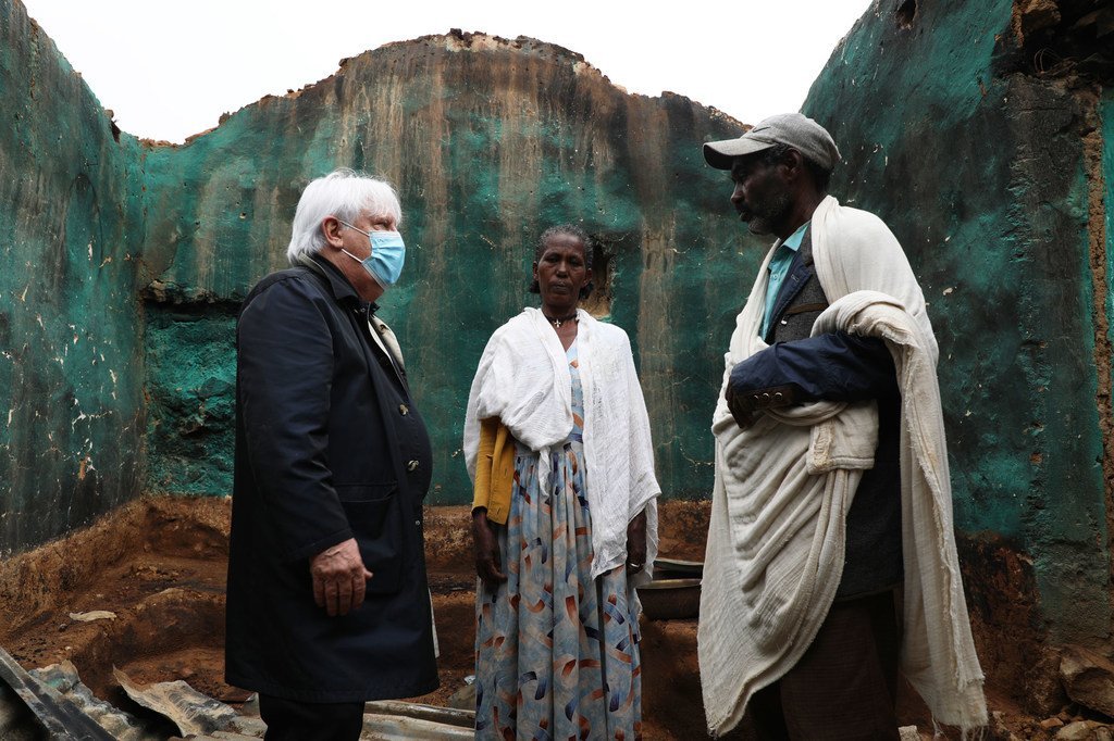 Le chef des opérations humanitaires des Nations Unies, Martin Griffiths (à gauche), rencontre un couple dont la maison a été détruite à Hawzen, au Tigré.