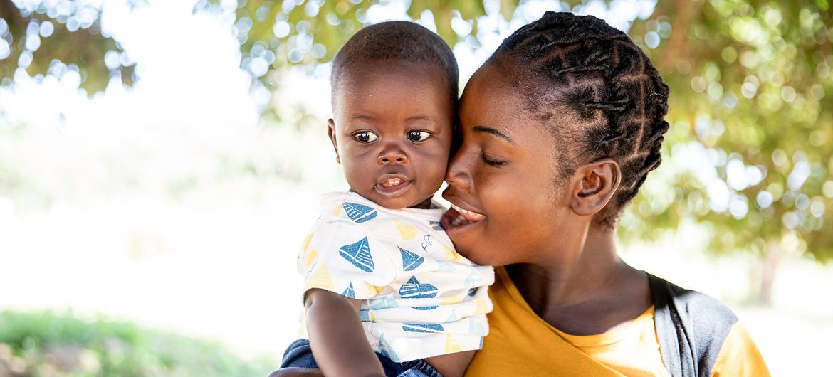 Mãe leva seu bebê de seis meses para um exame de saúde em uma clínica em Chipata, Zâmbia.