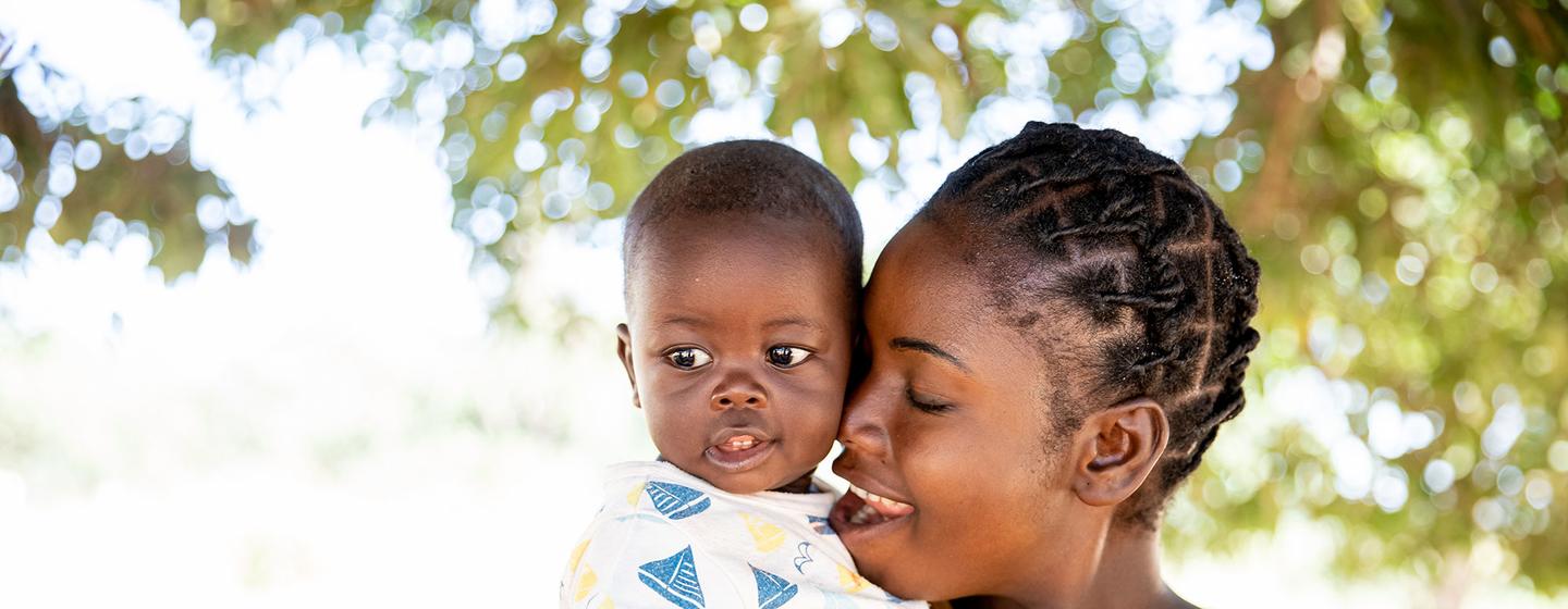 Une mère amène son bébé de six mois à un examen de santé dans une clinique de Chipata, en Zambie.