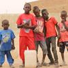 أطفال سودانيون نازحون في مدينة عطبرة السودانية.