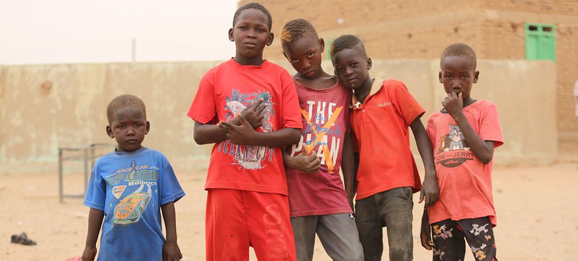 أطفال سودانيون نازحون في مدينة عطبرة السودانية.