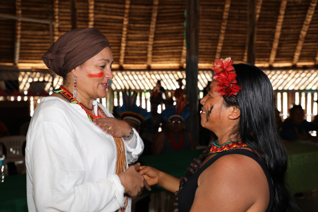 La secretaria general adjunta de la ONU, Amina Mohammed, visita la comunidad Mapuera en el estado de Pará, Brasil.