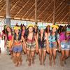 Miembros de la comunidad mapuera, en Brasil, realizan un baile tradicional.