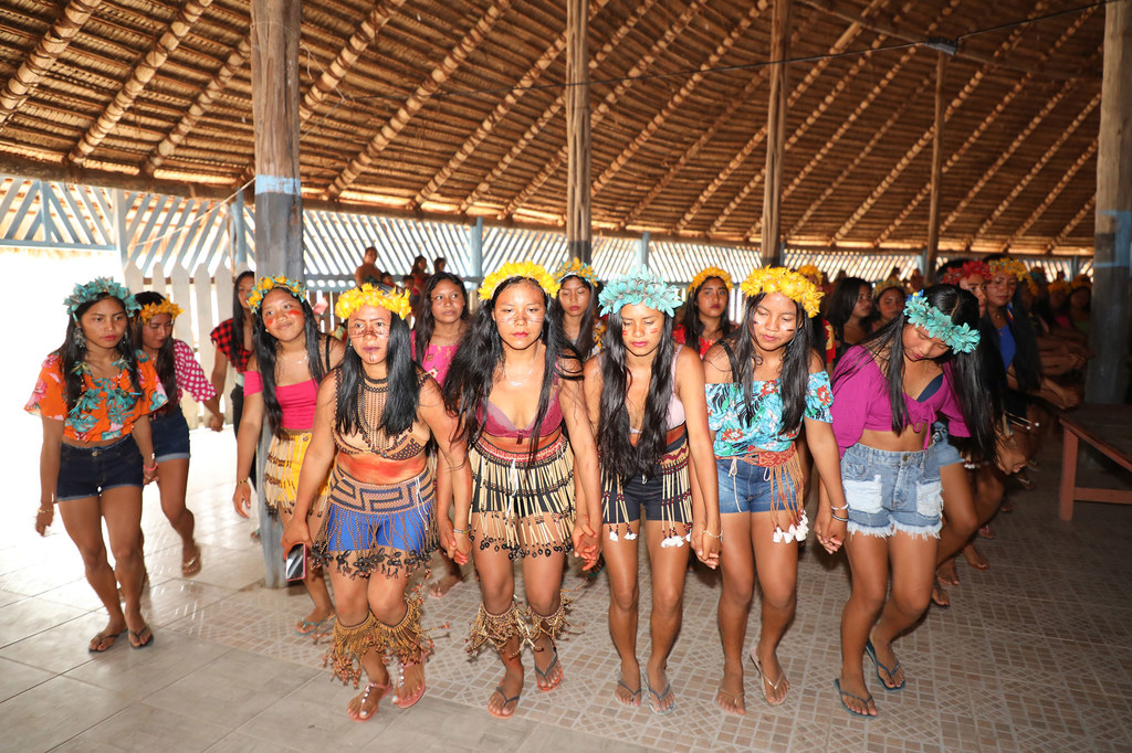 Des membres de la communauté Mapuera exécutent une danse pour la Vice-Secrétaire générale des Nations Unies, Amina J. Mohammed.