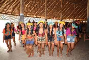 Membros da comunidade Mapuera dançam para a vice-secretária-geral da ONU, Amina Mohammed
