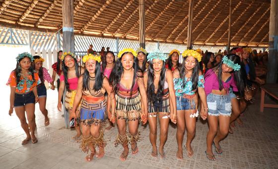 Membros da comunidade Mapuera dançam para a vice-secretária-geral da ONU, Amina Mohammed