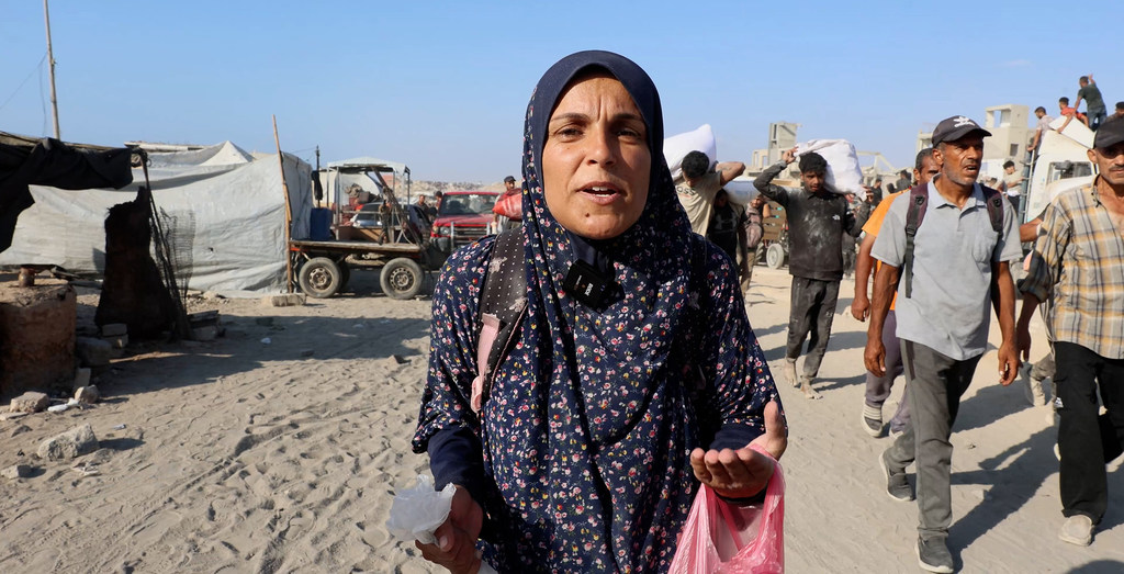 Asma Masoud, desplazada del norte de Gaza, regresa de su búsqueda diaria de comida.