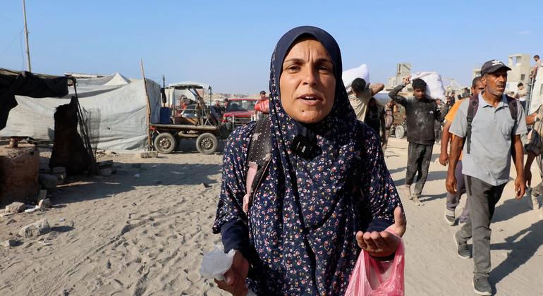 أسماء مسعود، نازحة من شمال غزة، وهي عائدة من رحلة بحث عن الطعام.