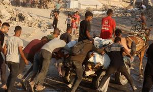 Una carreta carga los cuerpos de más de siete palestinos muertos mientras intentaban obtener comida.