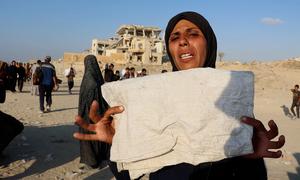 Abeer Safi, una mujer gazatí desplazada del barrio de Al-Zaytoun.
