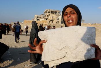 Abeer Safi, una mujer gazatí desplazada del barrio de Al-Zaytoun.