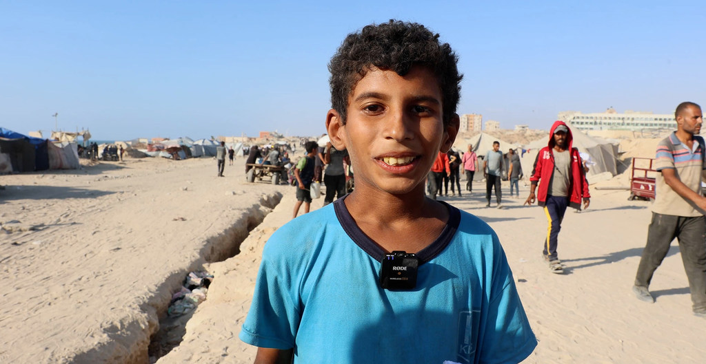 Mohammed Mudeiris, un niño que perdió a su padre en un bombardeo israelí, busca comida para su hermanos menores.