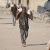 Un hombre de Gaza que lleva una bolsa de harina.