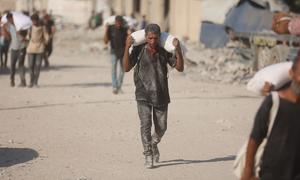 Un hombre de Gaza que lleva una bolsa de harina.