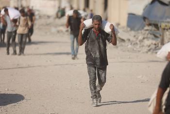 Un hombre de Gaza que lleva una bolsa de harina.